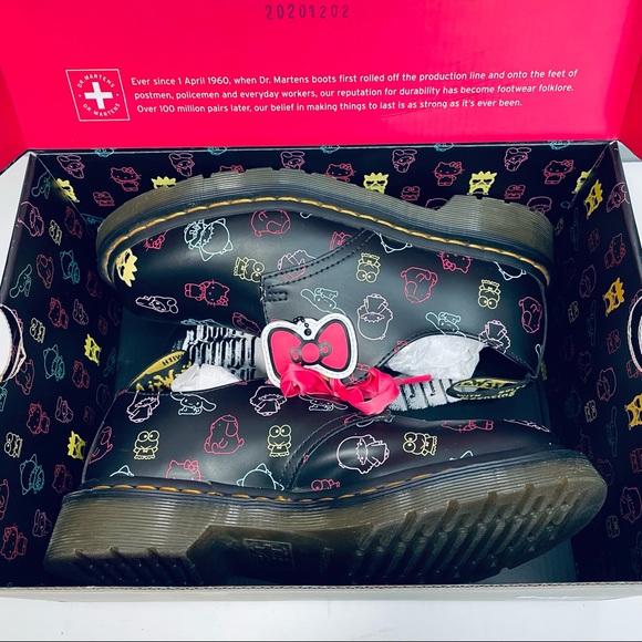 Dr Martens | Hello Kitty collab - Picture 15 of 16